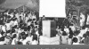 Foto Pertunjukan Smalfilm di Jembatan Merah, tampak kerumunan orang dewasa dan anak-anak didekat layar putih dan speaker, 11 Agustus 1950.