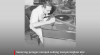Seorang petugas sedang menpersiapkan alat perekam suara yang menggunakan piringan hitam di Ruang Pengambil Suara Studio Radio Republik Indonesia, 27 Oktober 1950.