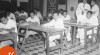 Foto suasana ujian kursus pendidikan staf pegawai  Kementerian Penerangan di Gedung AMVJ (saat ini Bank Indonesia Kantor Perwakilan Propinsi DK Jakarta), tanggal 16 Januari 1952.